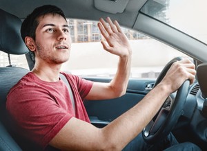 Tych gestów nie uczą na kursie na prawo jazdy. Co oznacza "gadająca dłoń"?