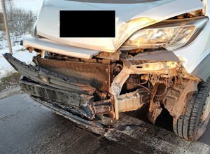 Kierowca auta dostawczego nie ustąpił pierwszeństwa pociągowi. To mogło skończyć się tragedią