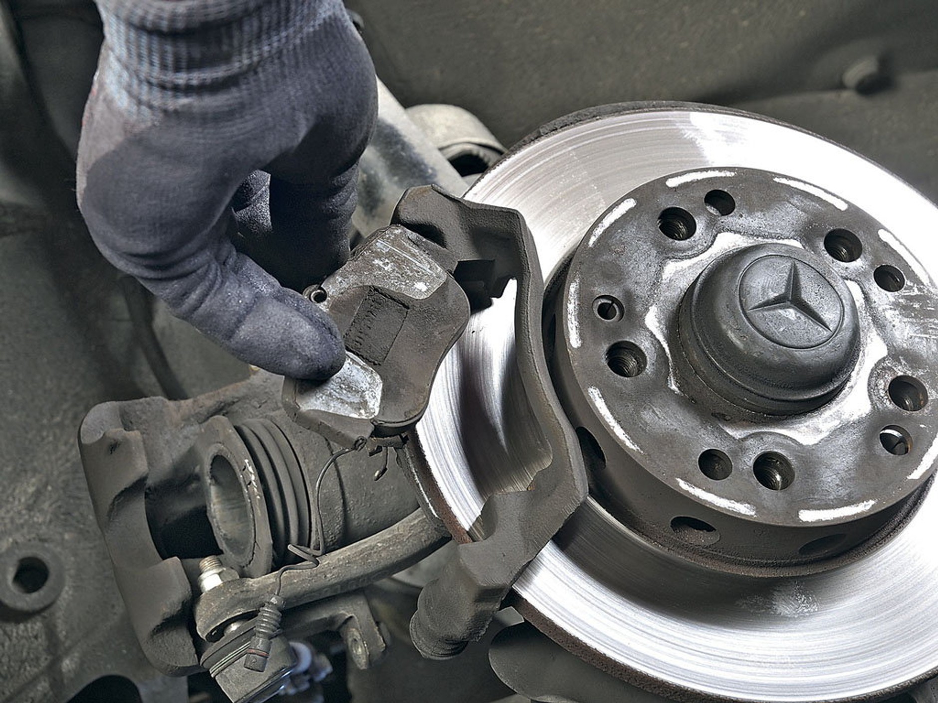 Jak samodzielnie wymienić klocki hamulcowe?