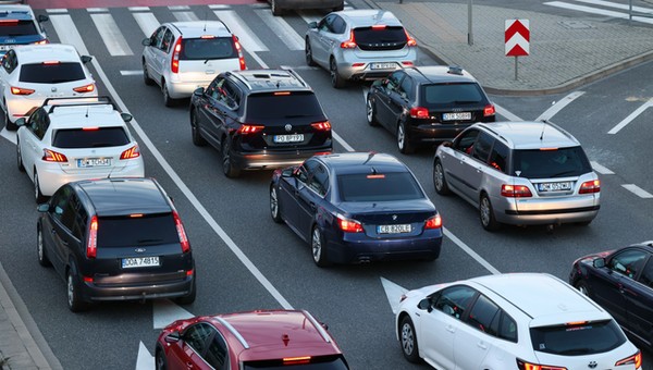 Wyrok na producentów spalinówek odroczony. Oto co oznacza ostatnia decyzja KE