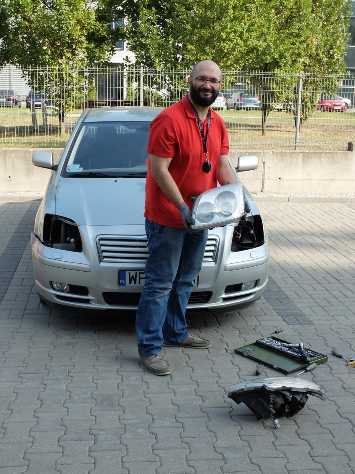 Profesjonalna regeneracja reflektorów wymaga wzięcia ich na stół i rozklejenia