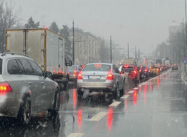 W których miastach stoimy najdłużej w korkach? Nowy raport TomTom Traffic Index 2024