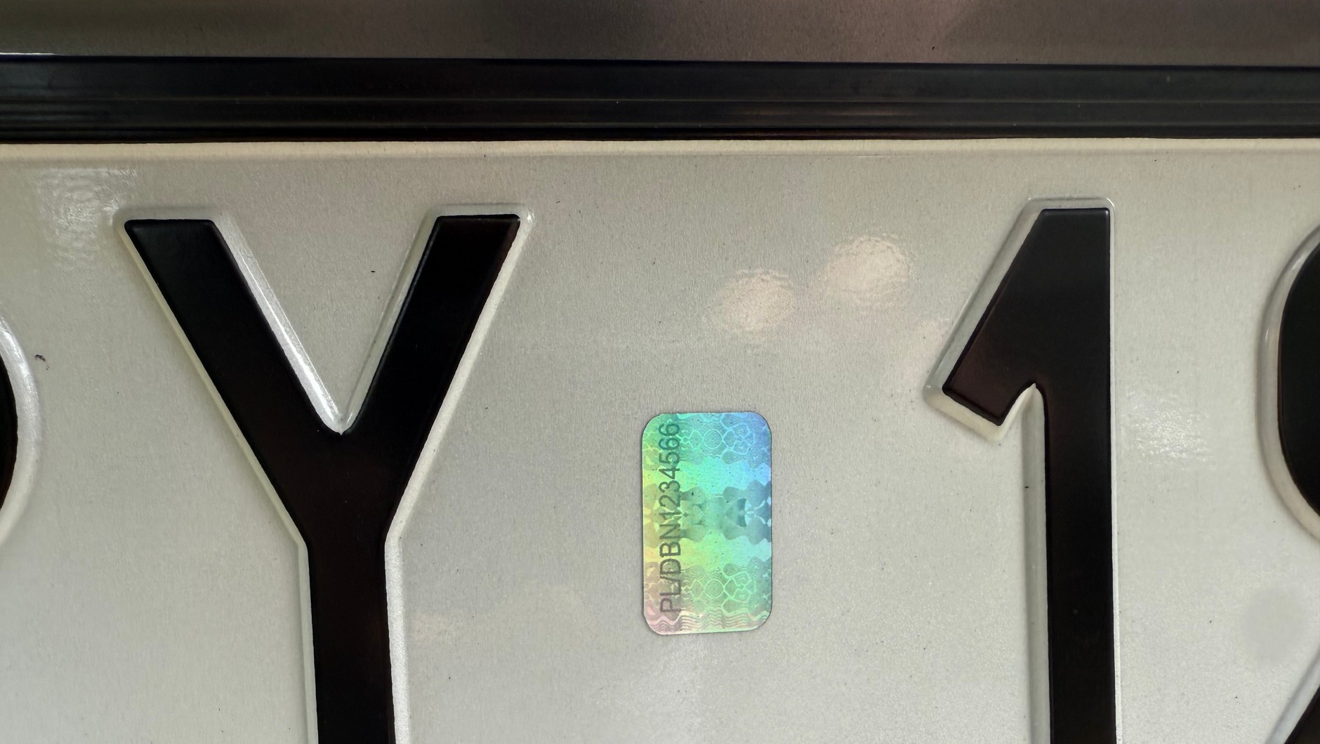 Naklejony podrabiany hologram, tzw. imitacja