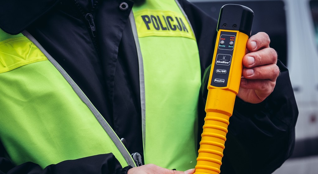 Policjant z alkomatem (zdj. ilustracyjne)