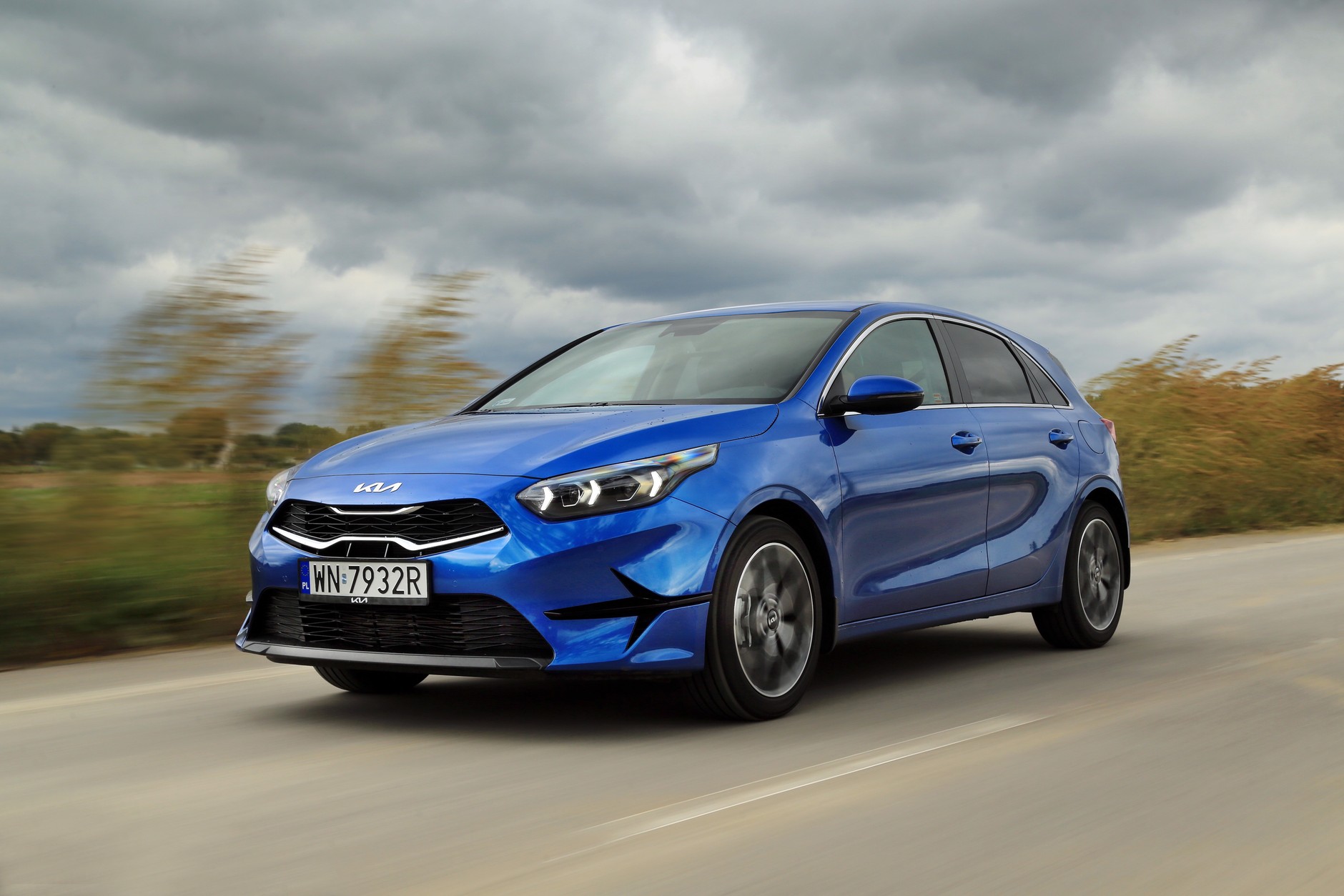 Sprężyste zawieszenie dobrze radzi sobie z nierównościami drogi, a podczas dynamicznej jazdy sprawia, że auto zachowuje się stabilnie i w pełni przewidywalnie.