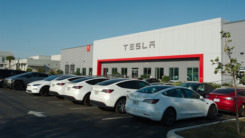 Rynek aut na prąd w USA przeżywa sztucznie wykreowany boom, a tymczasem Tesla korzysta na nim coraz mniej