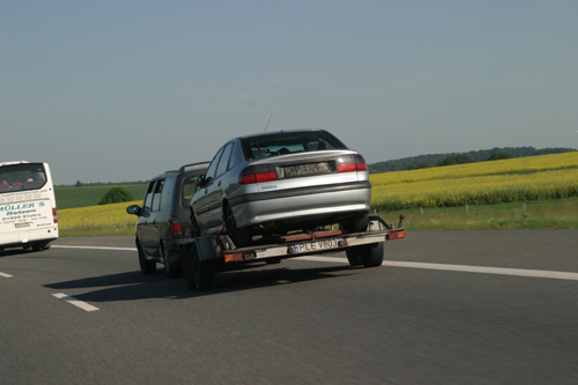Auta z zagranicy, nadal ściągamy hurtem. Czyli import nie słabnie