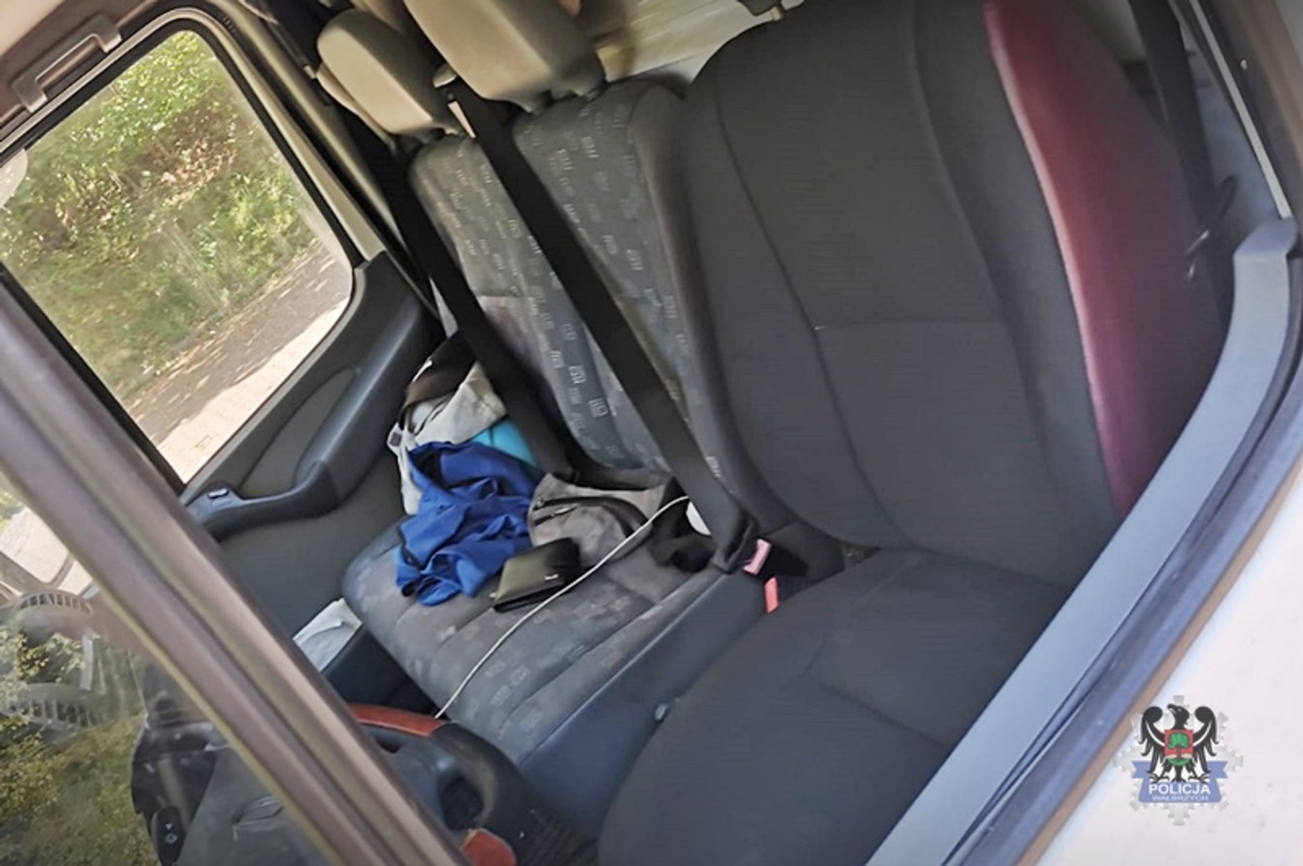 Policjanci zauważyli toczącego się dostawczaka. Po chwili wszystko stało się jasne