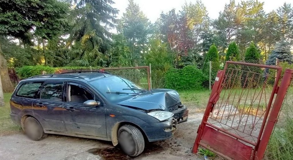 Pijany kierowca uderzył w bramę