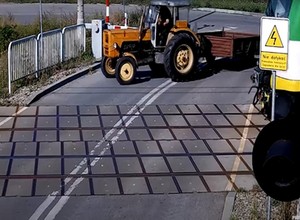 Traktorzysta na przejeździe kolejowym. Co on wyprawia! [Nagranie]