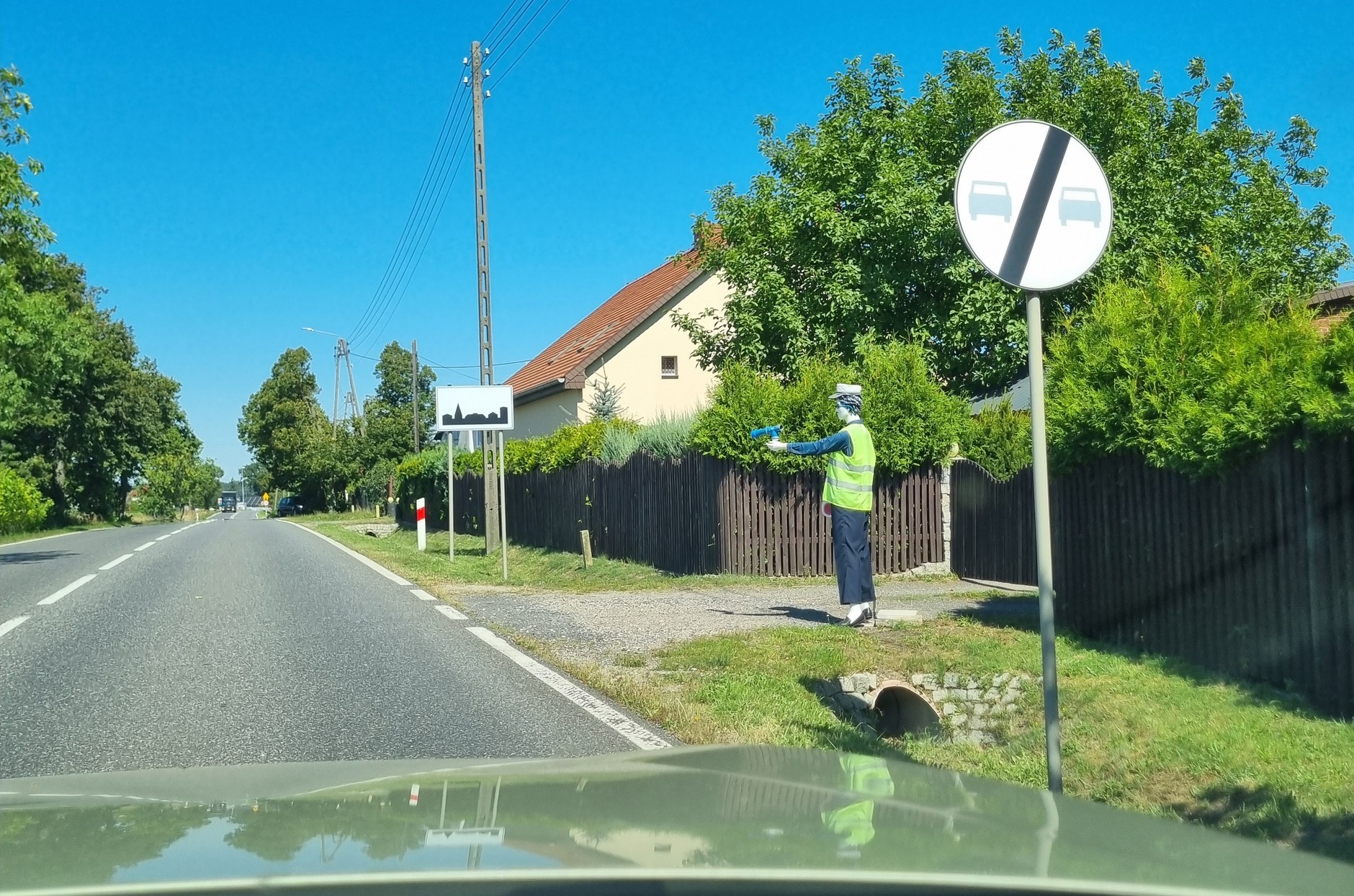 Manekin ustawiony przy drodze krajowej nr 45 pod Kluczborkiem