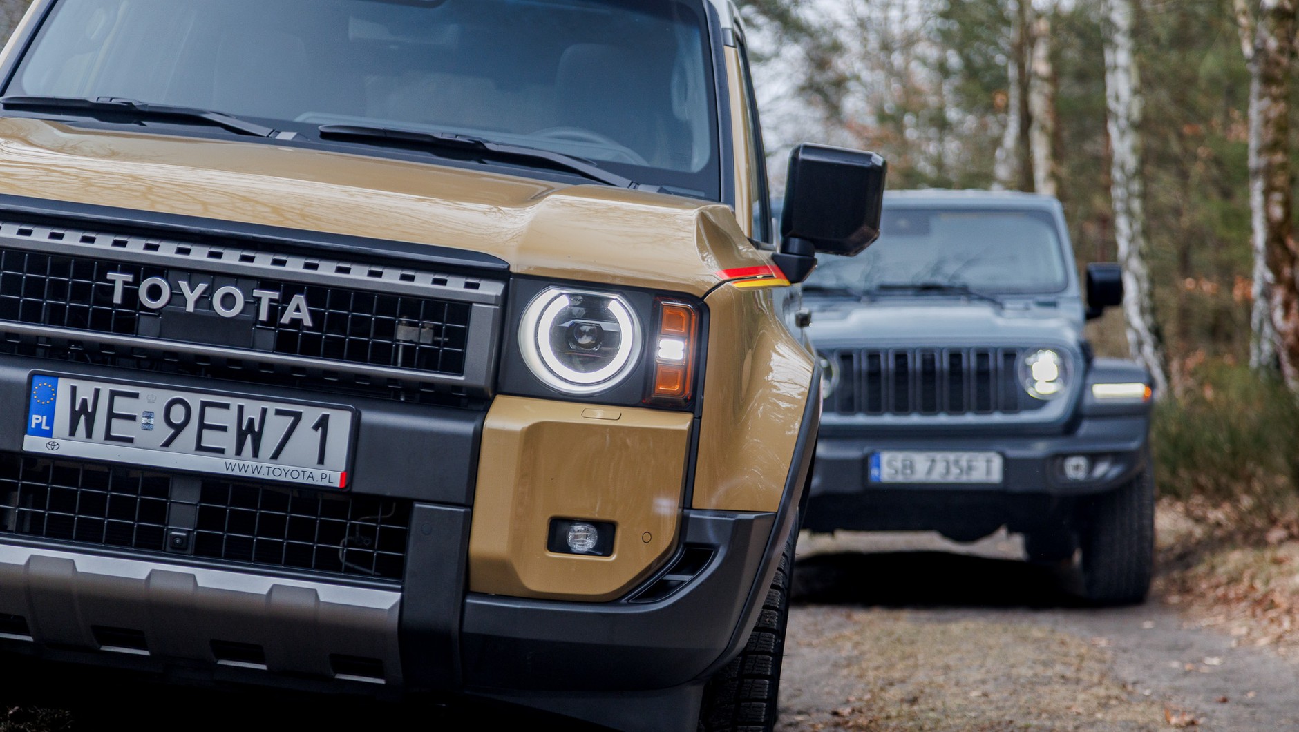 Wrangler mały nie jest, ale Land Cruiser to już kolos