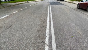 Czy wiesz, co oznaczają te linie na drodze? Każda o czymś informuje
