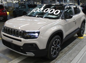 W Tychach wyprodukowano już 100 tys. nowych Jeepów. Avenger to hit
