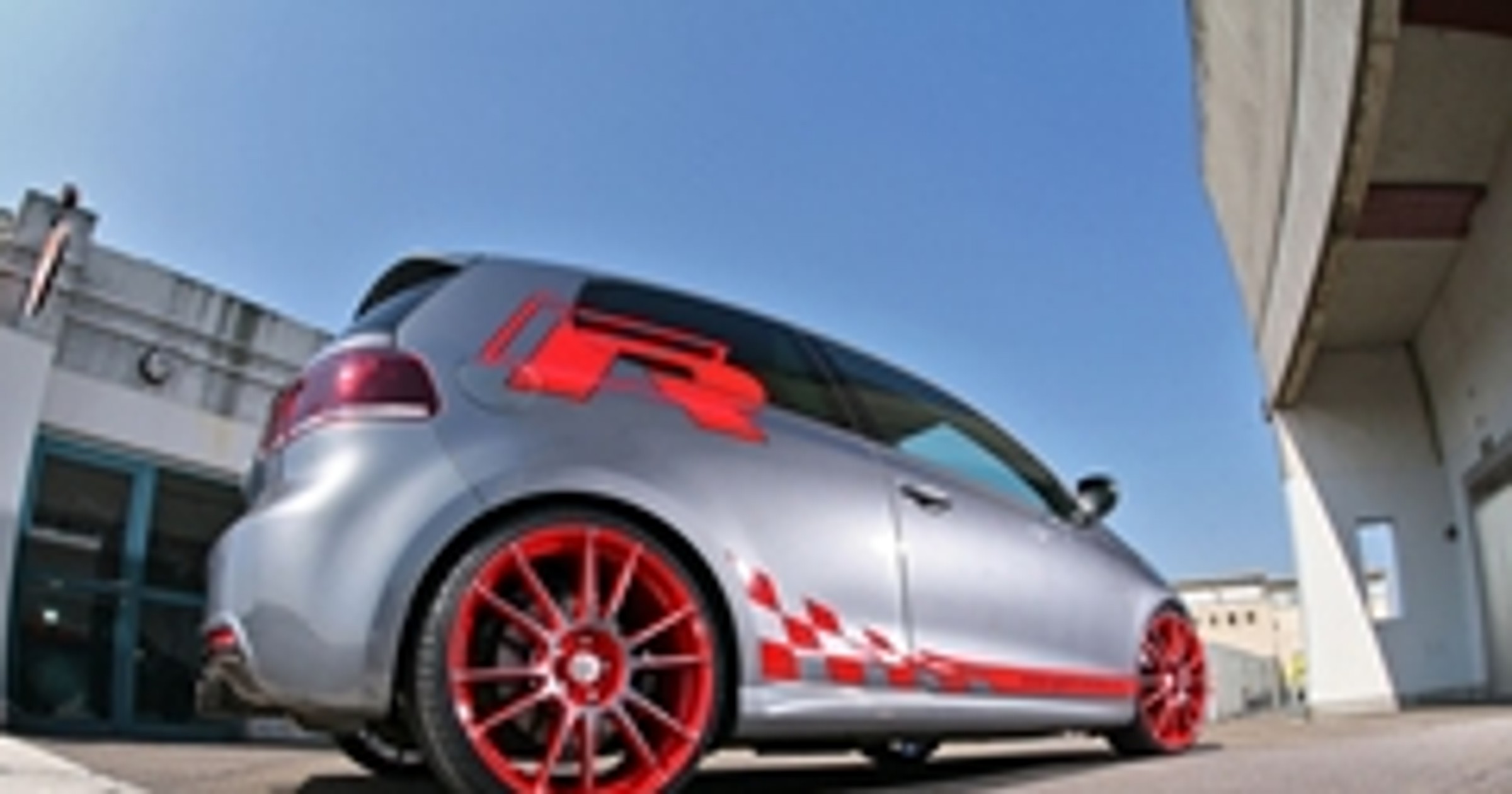 Volkswagen Golf R ma teraz 330 KM i naklejki