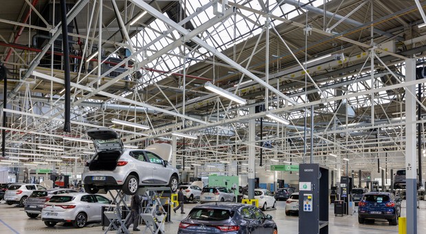 Używane samochody Renault i Stellantis są odnawiane w fabryce. To lepszy biznes, niż produkcja nowych