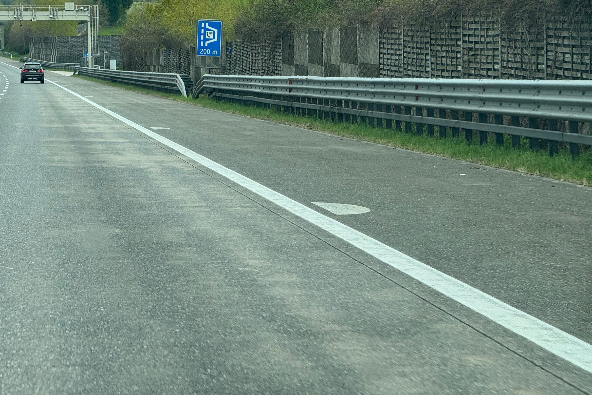 Austria ma sposób na gęstą mgłę. Wystarczy spojrzeć na pobocze