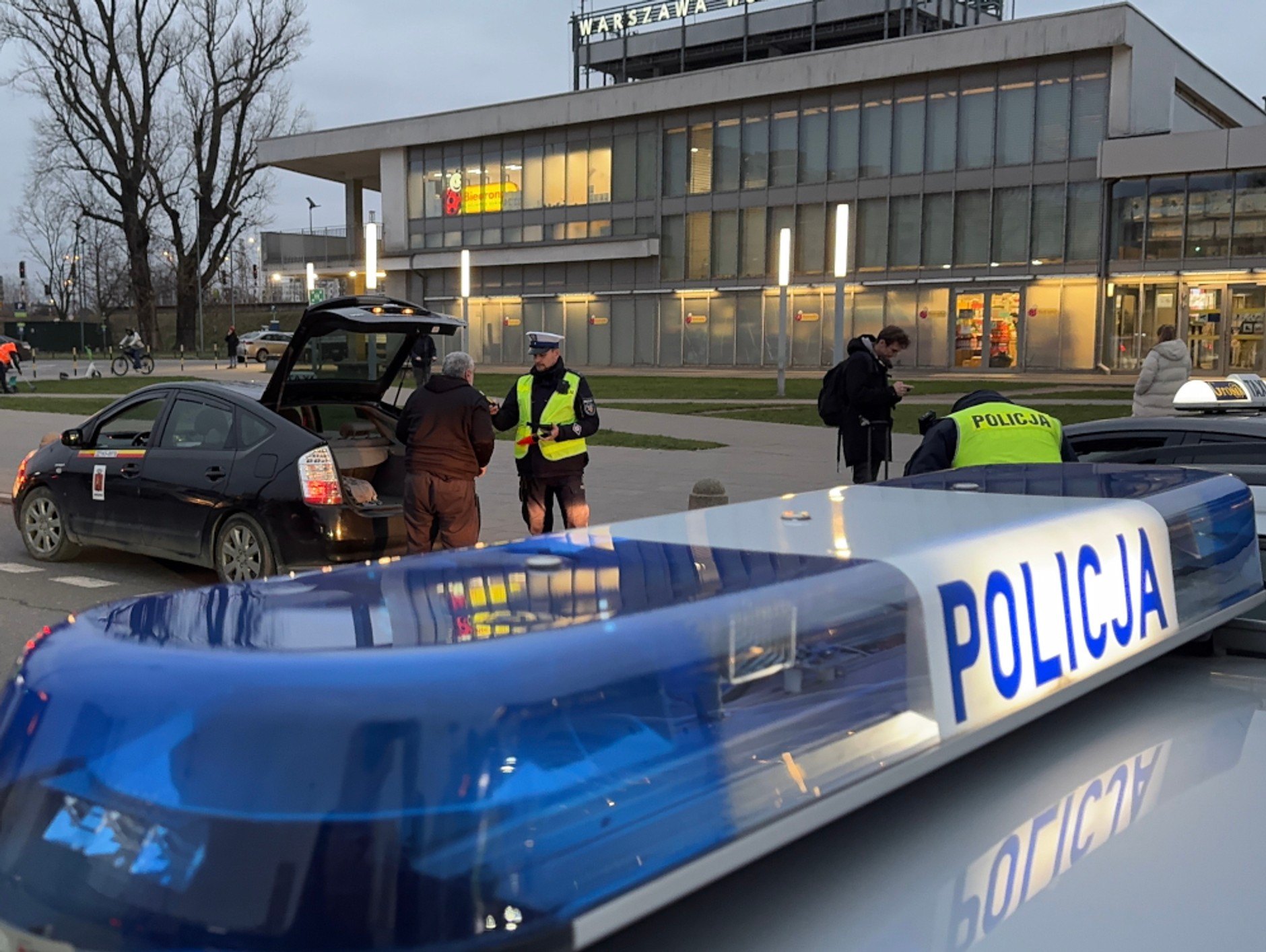 Policjanci regularnie kontrolują pojazdy przewozu osób pod dworcami. Wyniki kontroli wciąż niepokoją