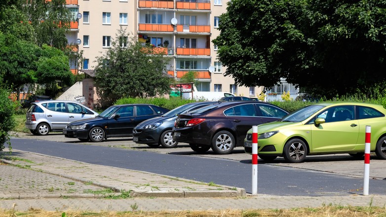 Parkowanie na osiedlach. Zasady różnią się w zależności od znaków (zdjęcie ilustracyjne)