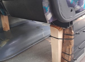 Taki autobus woził ludzi! Drewniane kołki i trytytki...
