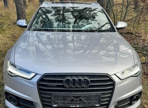 Luksusowe Audi z włączonym silnikiem porzucone w lesie