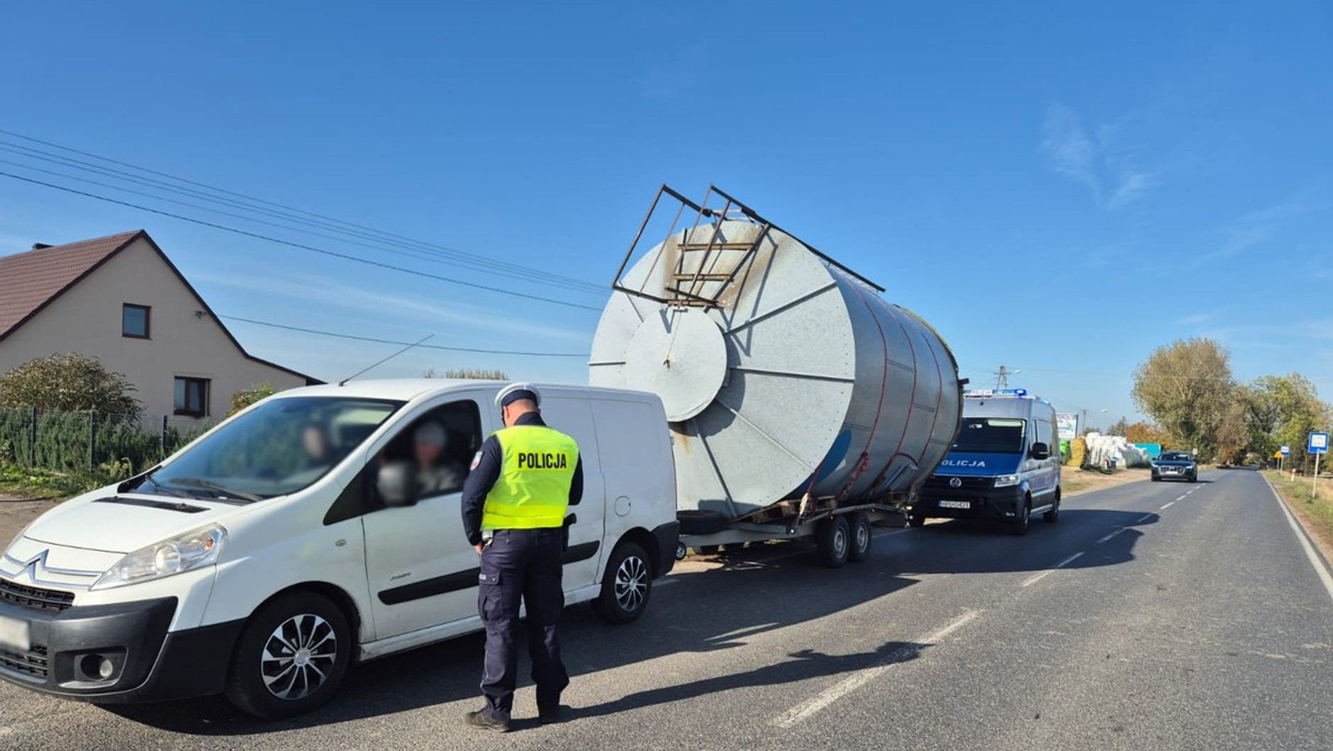 Kierowca citroena wiózł silos