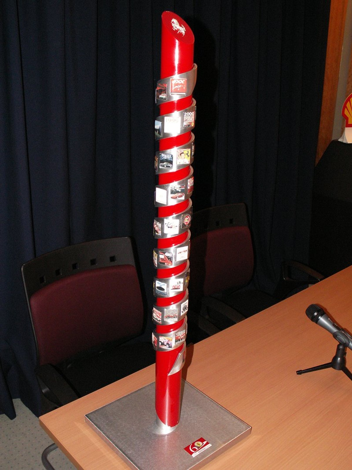 Pięćdziesiąt aut Ferrari: światowa sztafeta w Pradze!