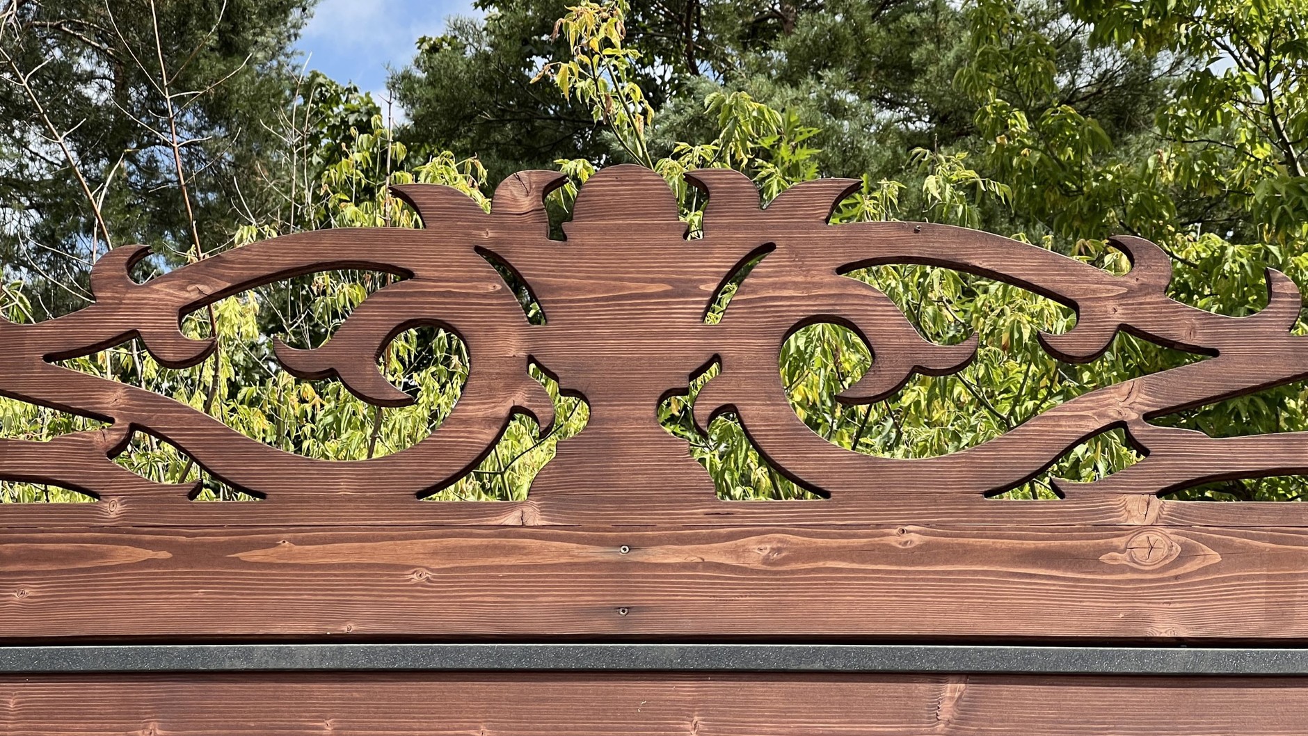 Przystanek autobusowy w Otwocku w stylu świdermajer (województwo mazowieckie)