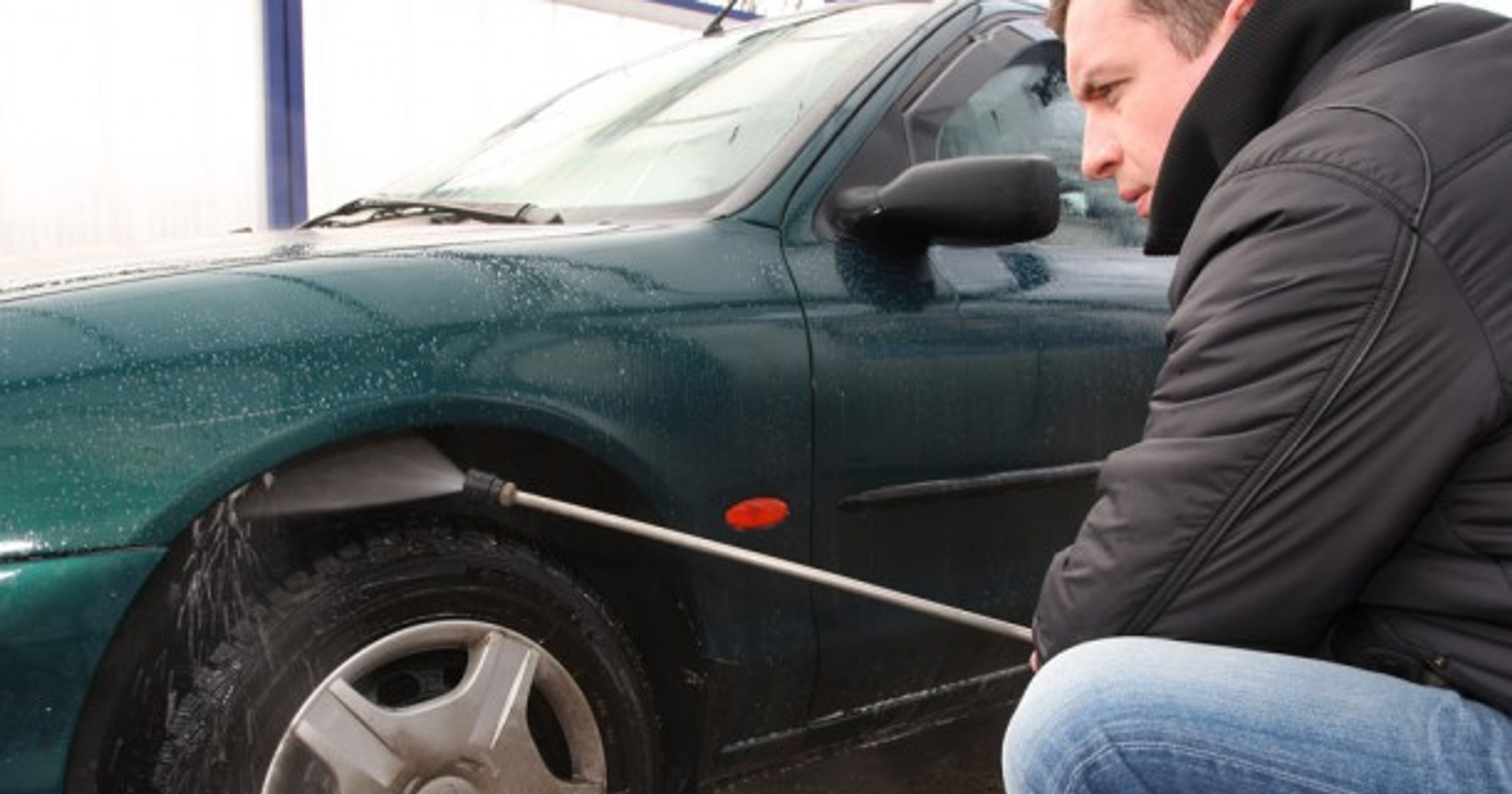 Jak porządnie umyć auto po zimie?