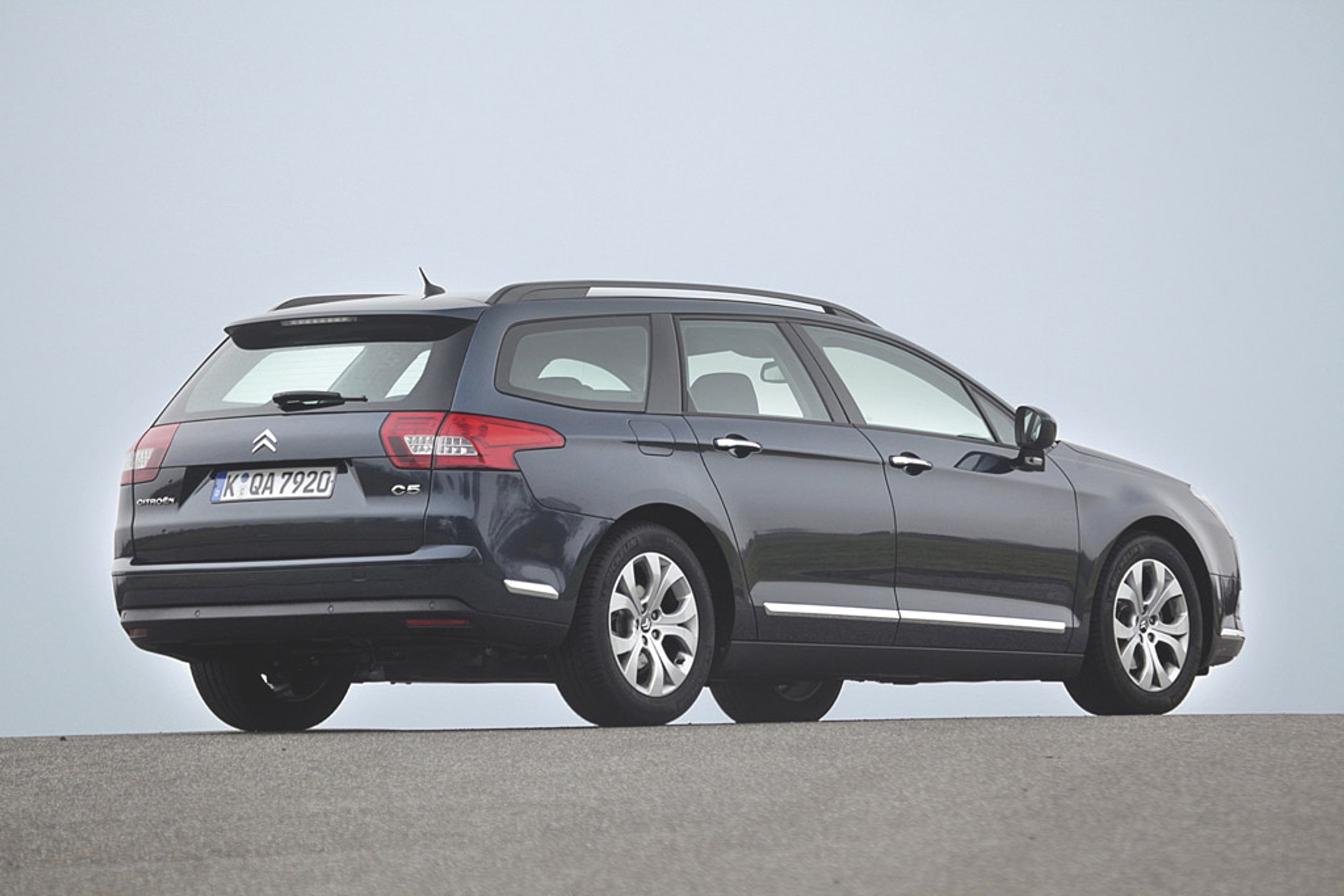 Citroen C5 kontra Honda Accord i Toyota Avensis: które kombi spodoba się rodzinie