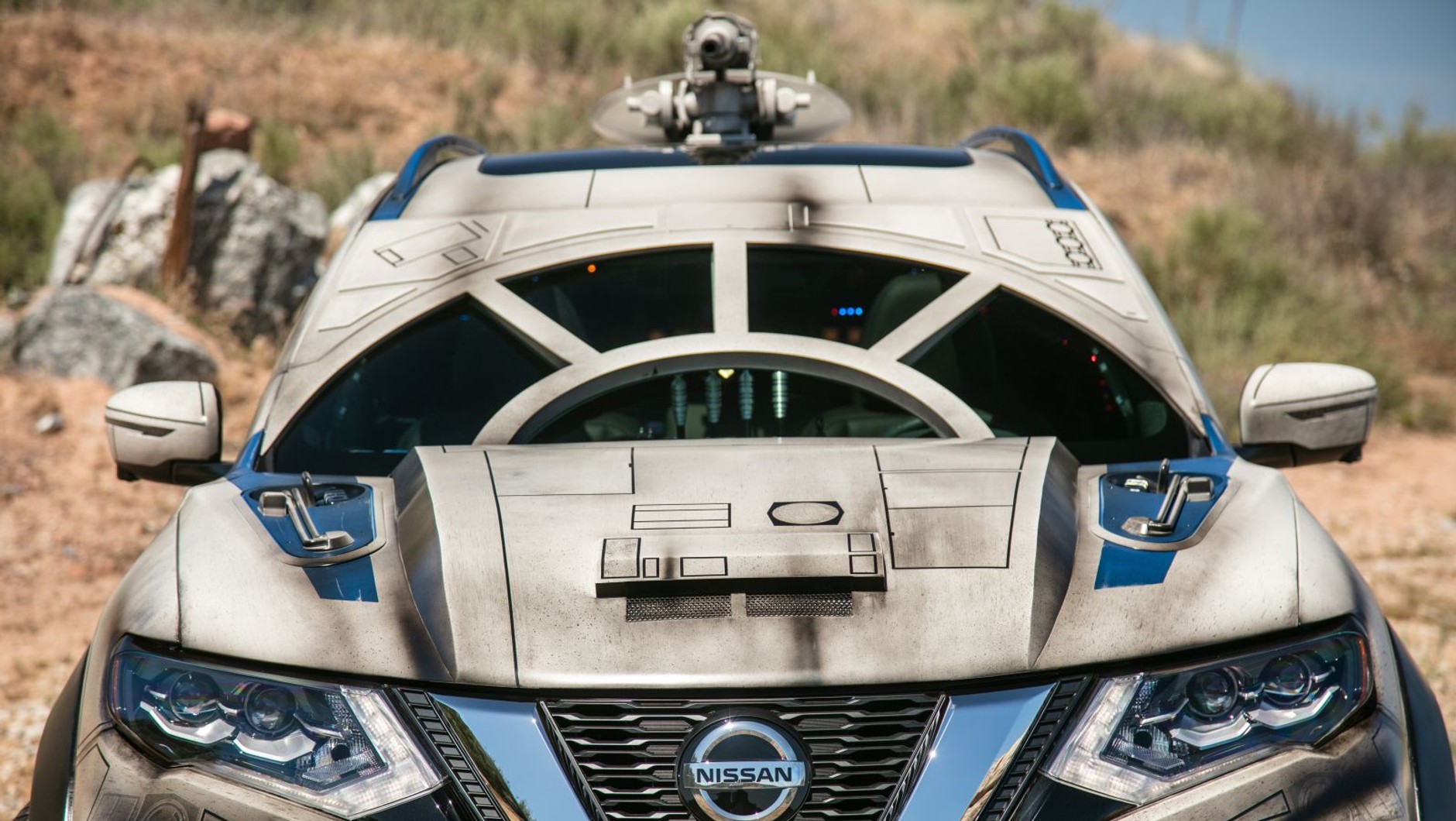 Nissan Rogue - przednią szybę przykryto panelem z aluminium