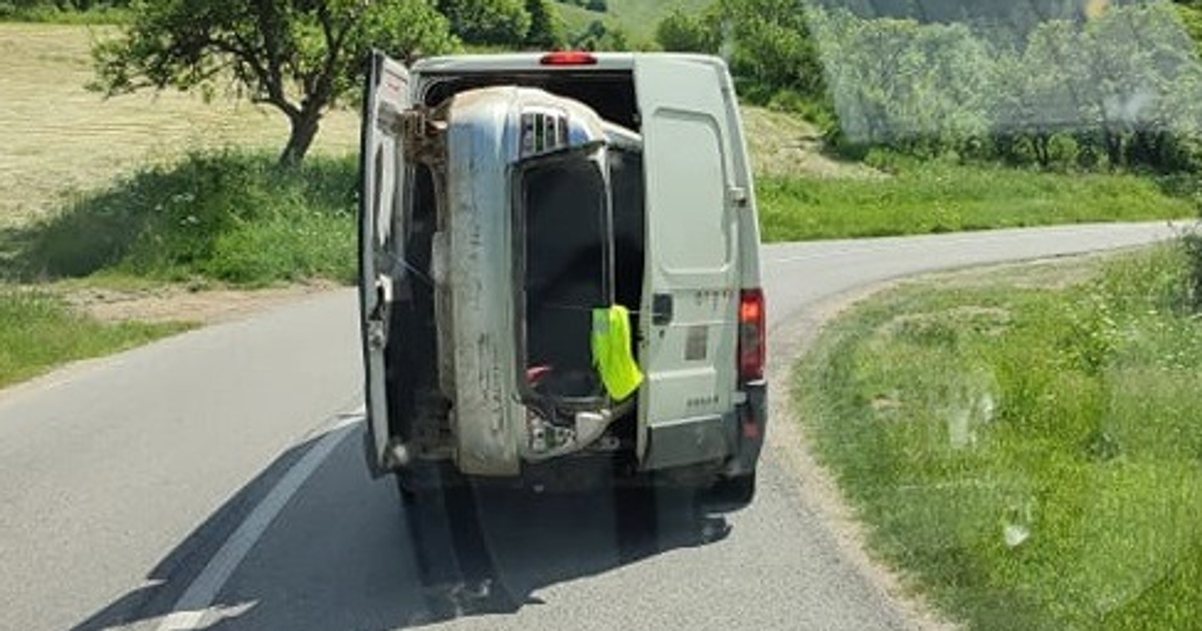Kierowca busa przewożący Audi wykazał się wielką kreatywnością... i nieodpowiedzialnością