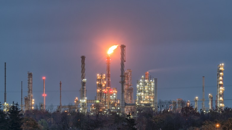 Płomień nad płocką rafinerią Orlenu jest większy niż zwykle. Z czego to wynika?