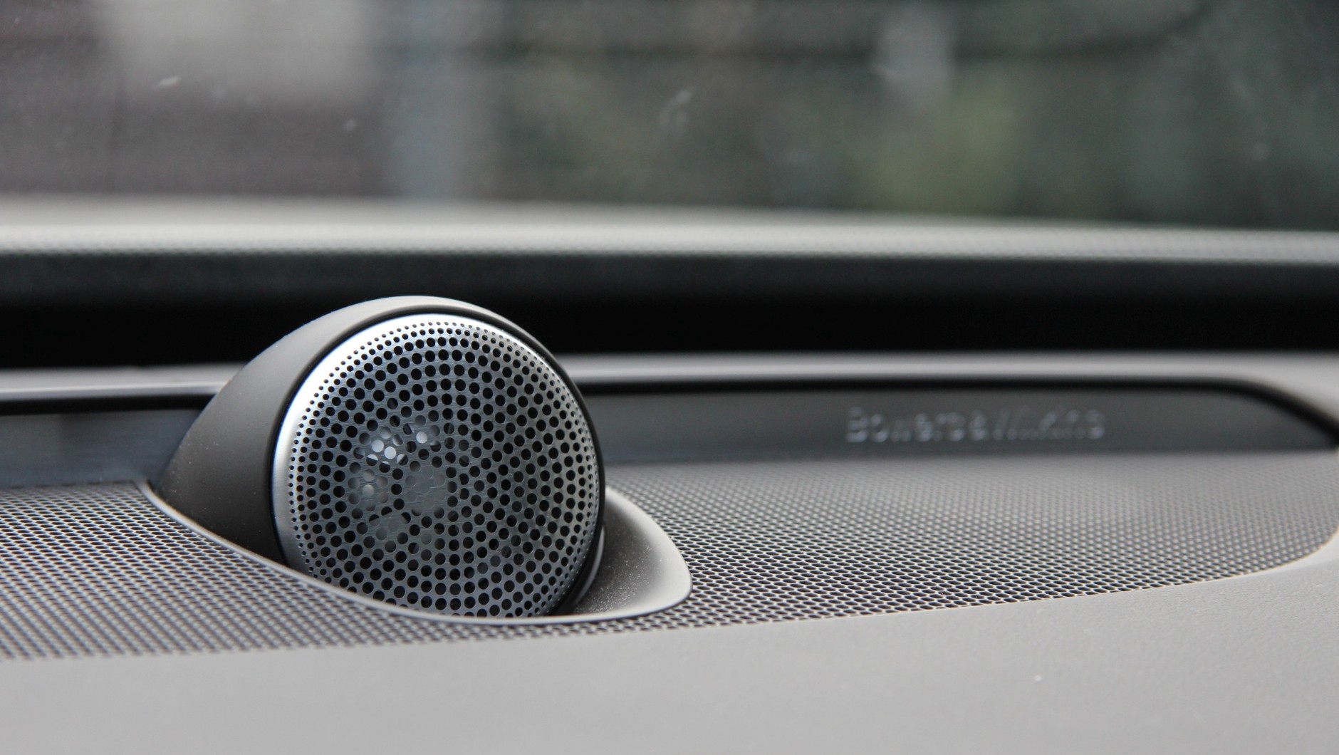 Volvo XC90 - tweeter na desce rozdzielczej
