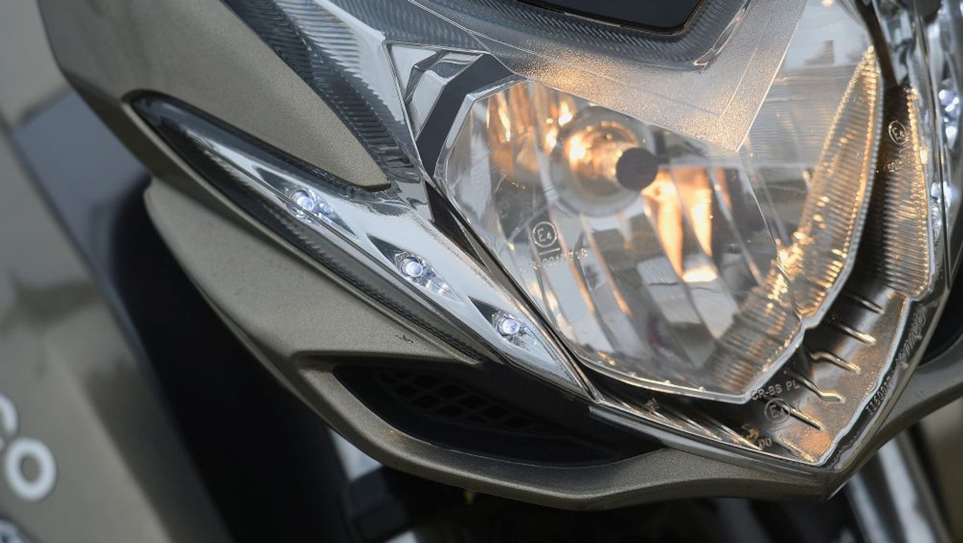 Trzon stylistyczny przodu: trójkątny reflektor z "obrysówkami" LED