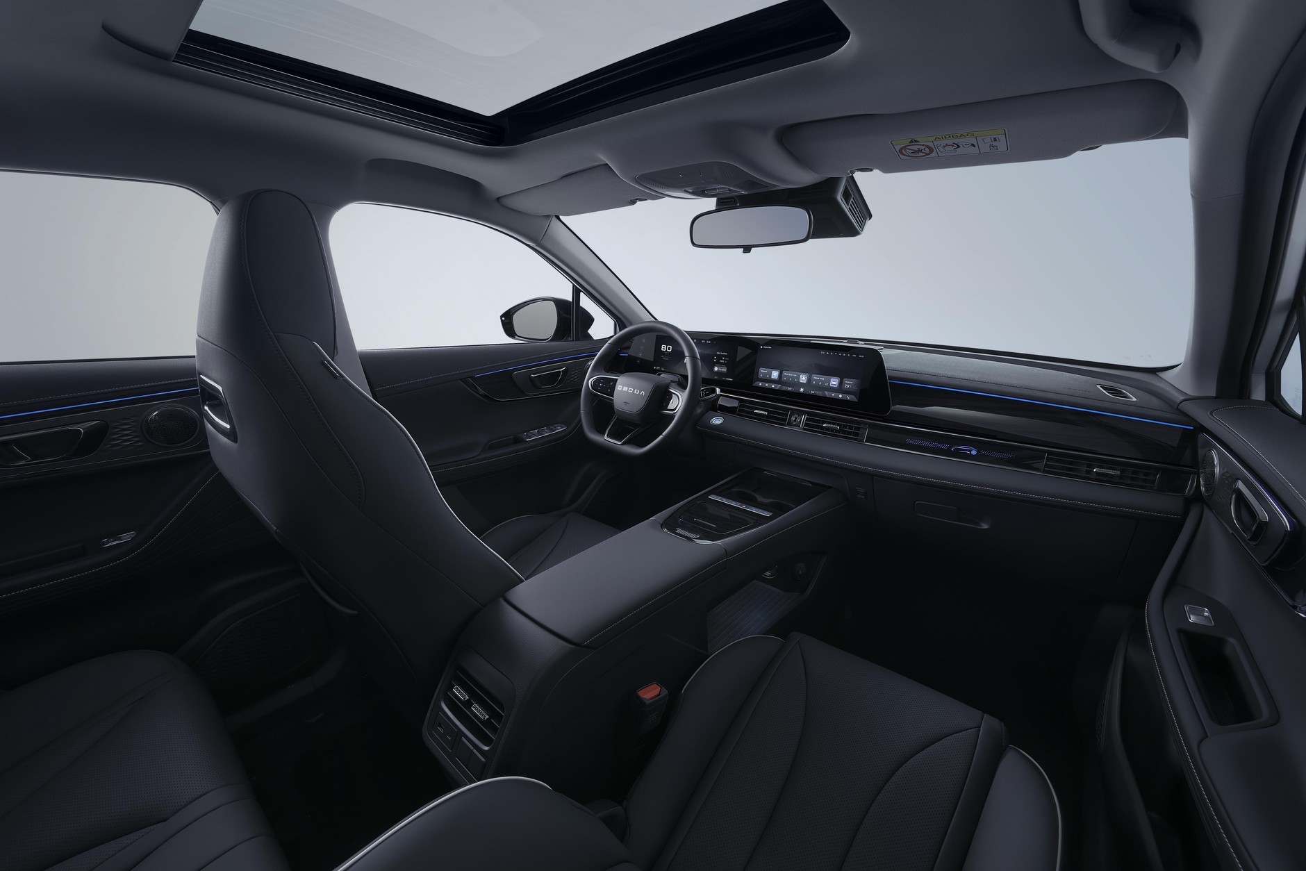 Stylowe iprzestronne wnętrze OMODY 5 w wersji hybrydowej