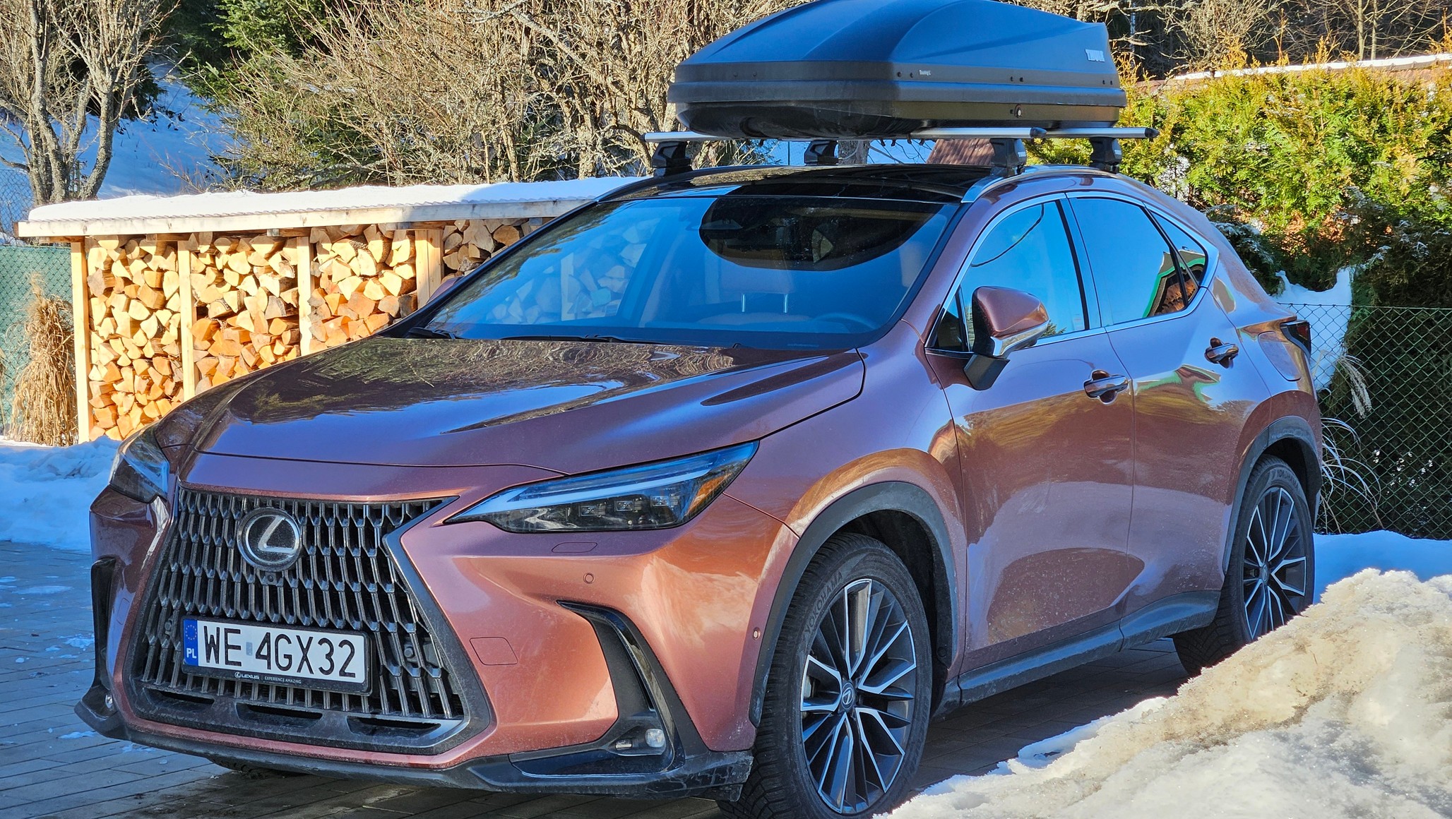 W Lexusie NX są trzy tryby jazdy: Eco, Normal i Sport. Różnice między nimi są bardzo silnie odczuwalne. Zdecydowaną większość ze wspomnianych 20 tys. km przejechałem w trybie Normal, czyli tym optymalnym. Celowo właśnie w tym trybie dokonywałem pomiarów zużycia paliwa i energii.