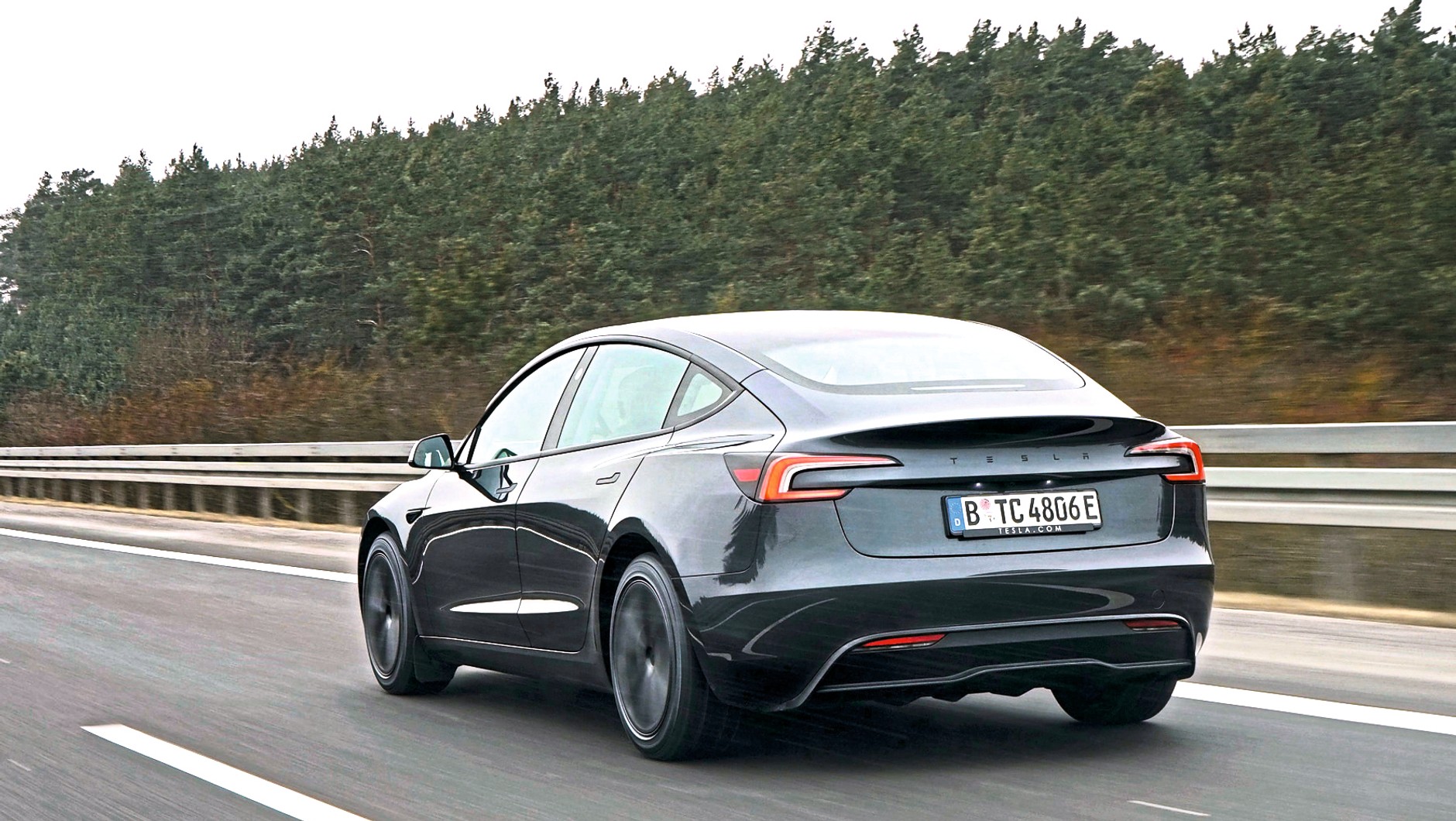 Tesla Model 3 Standard: jeśli komuś nie szkoda prądu (albo czasu na ładowanie), to można się nią rozpędzić do 200 km na godz.