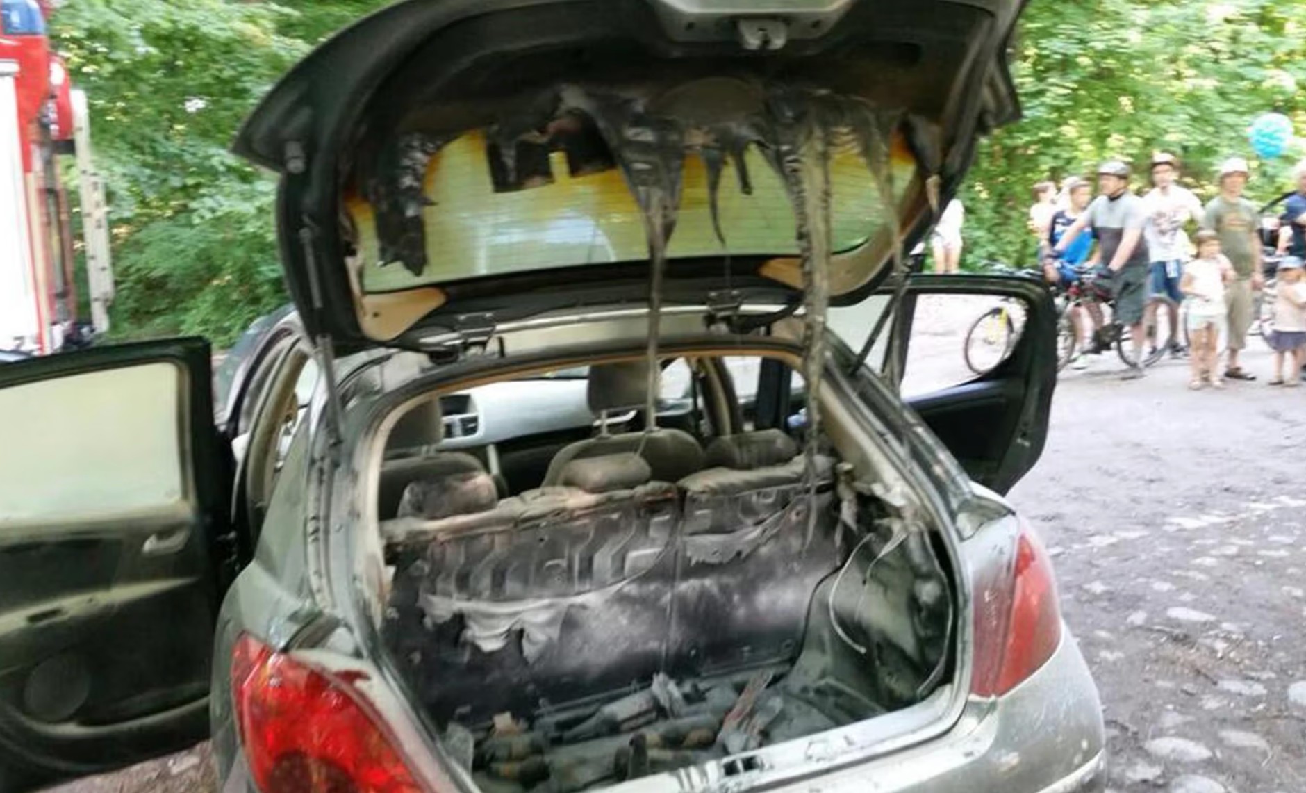 Auto spłonęło, bo kierowca spakował niedogaszonego grilla do bagażnika. Takich przypadków jest więcej.
