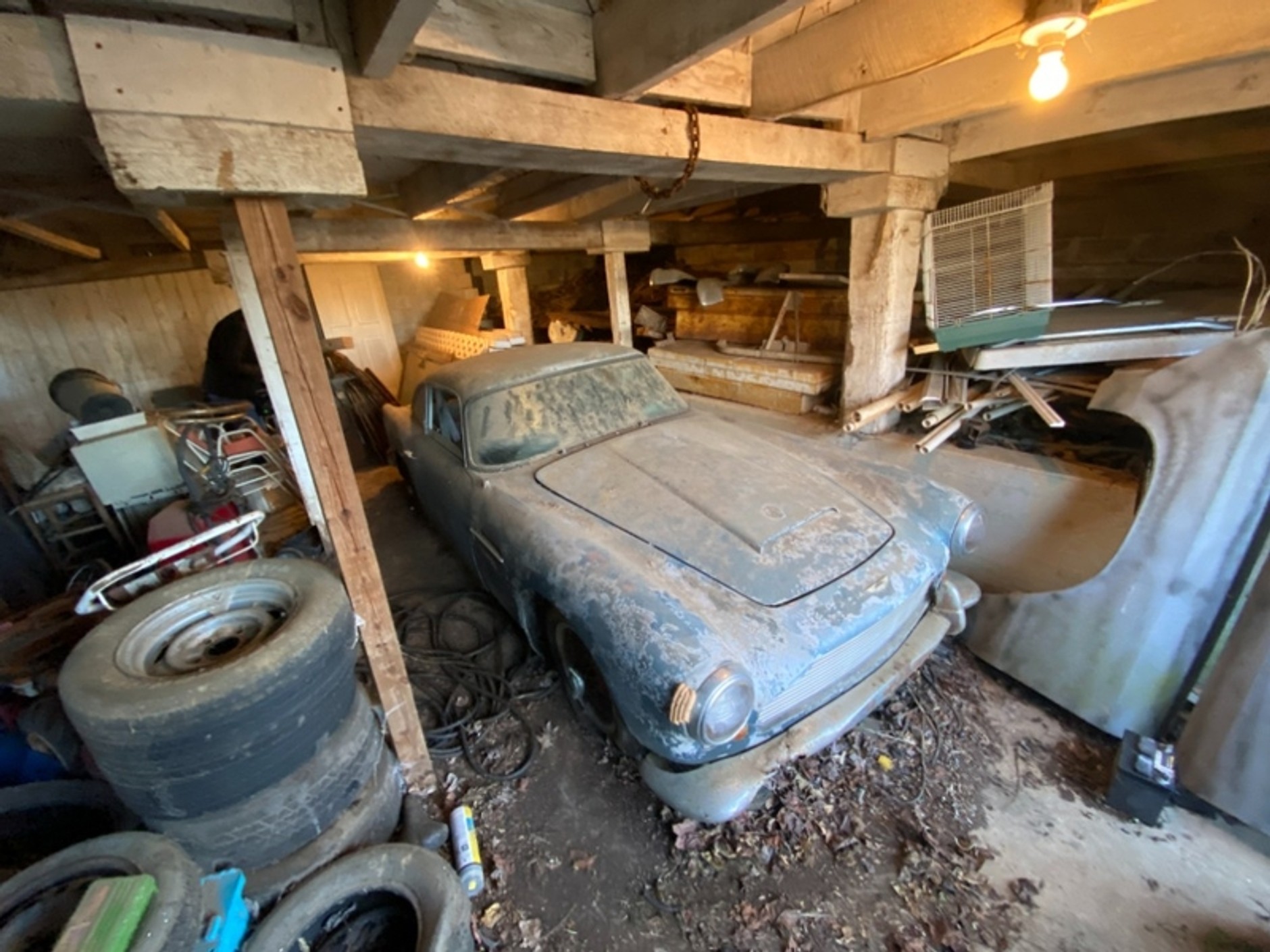 Aston Martin DB4 znaleziony po 30-letnim postoju w stodole