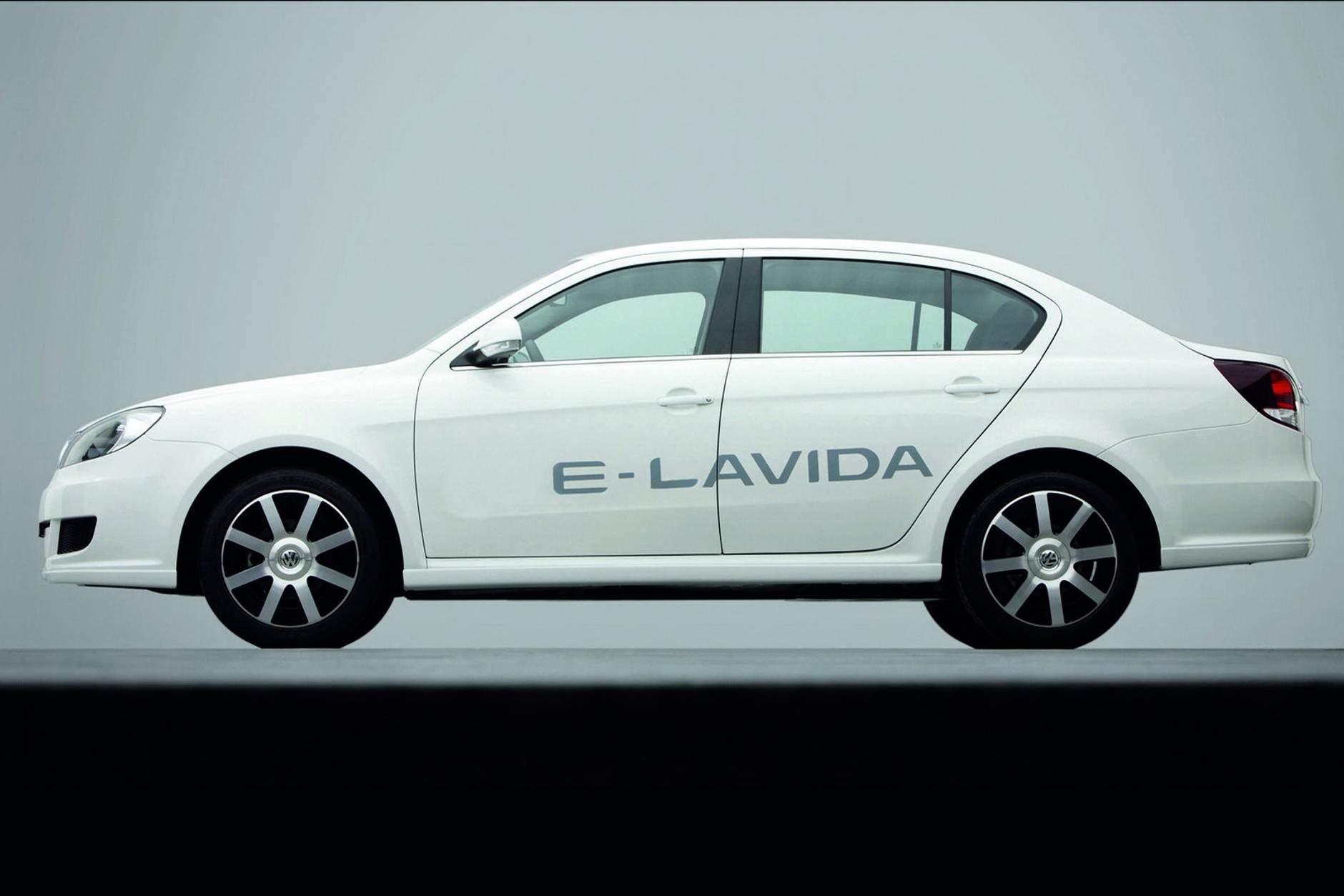 Pekin 2010: Volkswagen E-Lavida elektryczny Golf sedan
