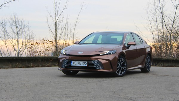 Przetestowałem nową Toyotę Camry. Czy warto jeszcze dopłacać do Lexusa?
