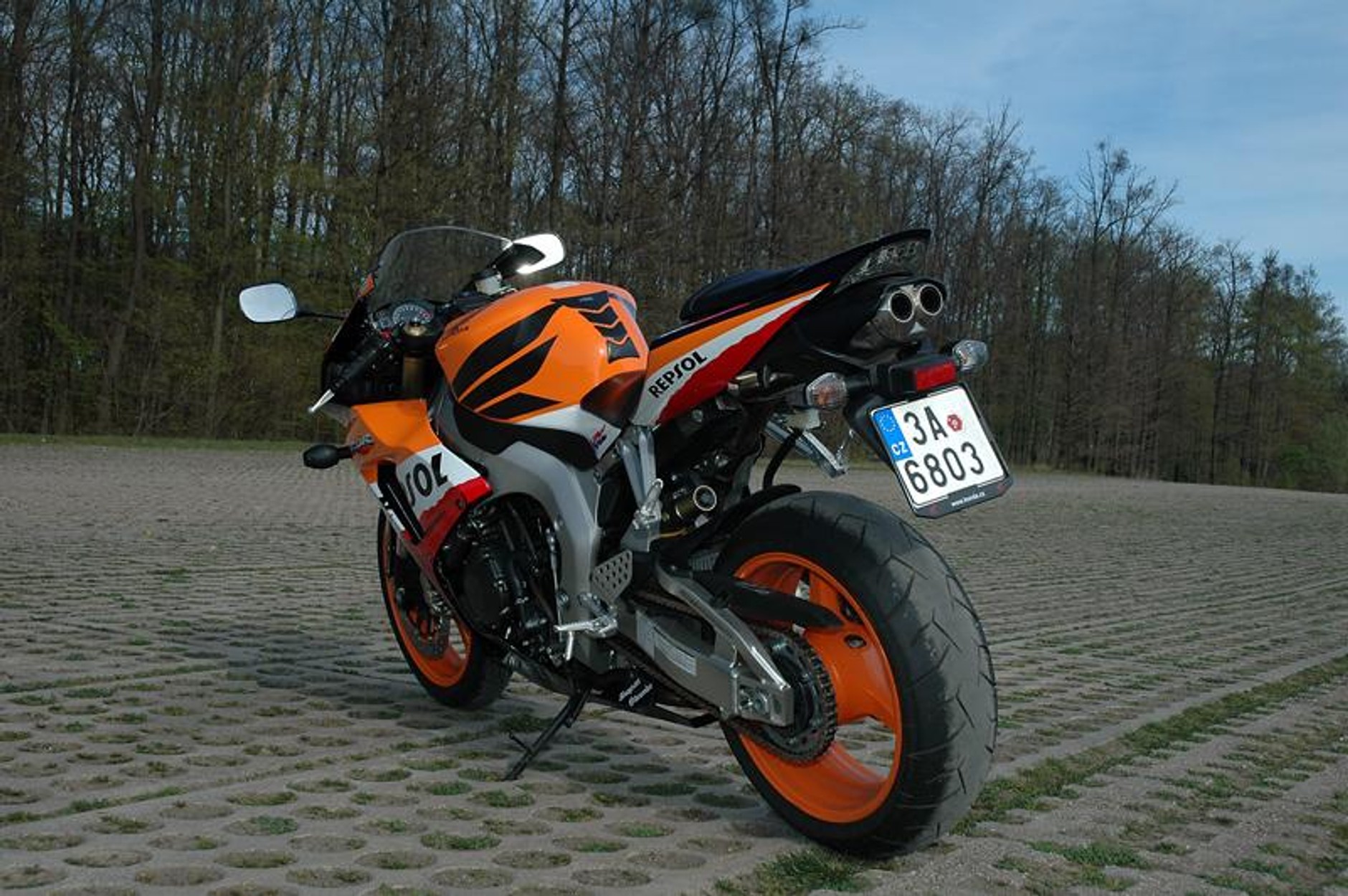 Honda CBR1000RR Fireblade Repsol replika (test)