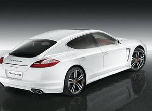 Porsche Panamera 4S Exclusive Middle East Edition