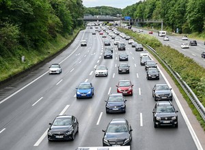 Niemcy jeżdżą po autostradach coraz wolniej. Mają dwa główne problemy