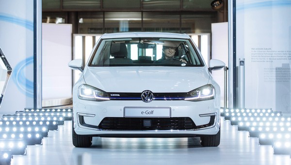 Szklana Manufaktura wyprodukowała pierwszego VW e-Golfa