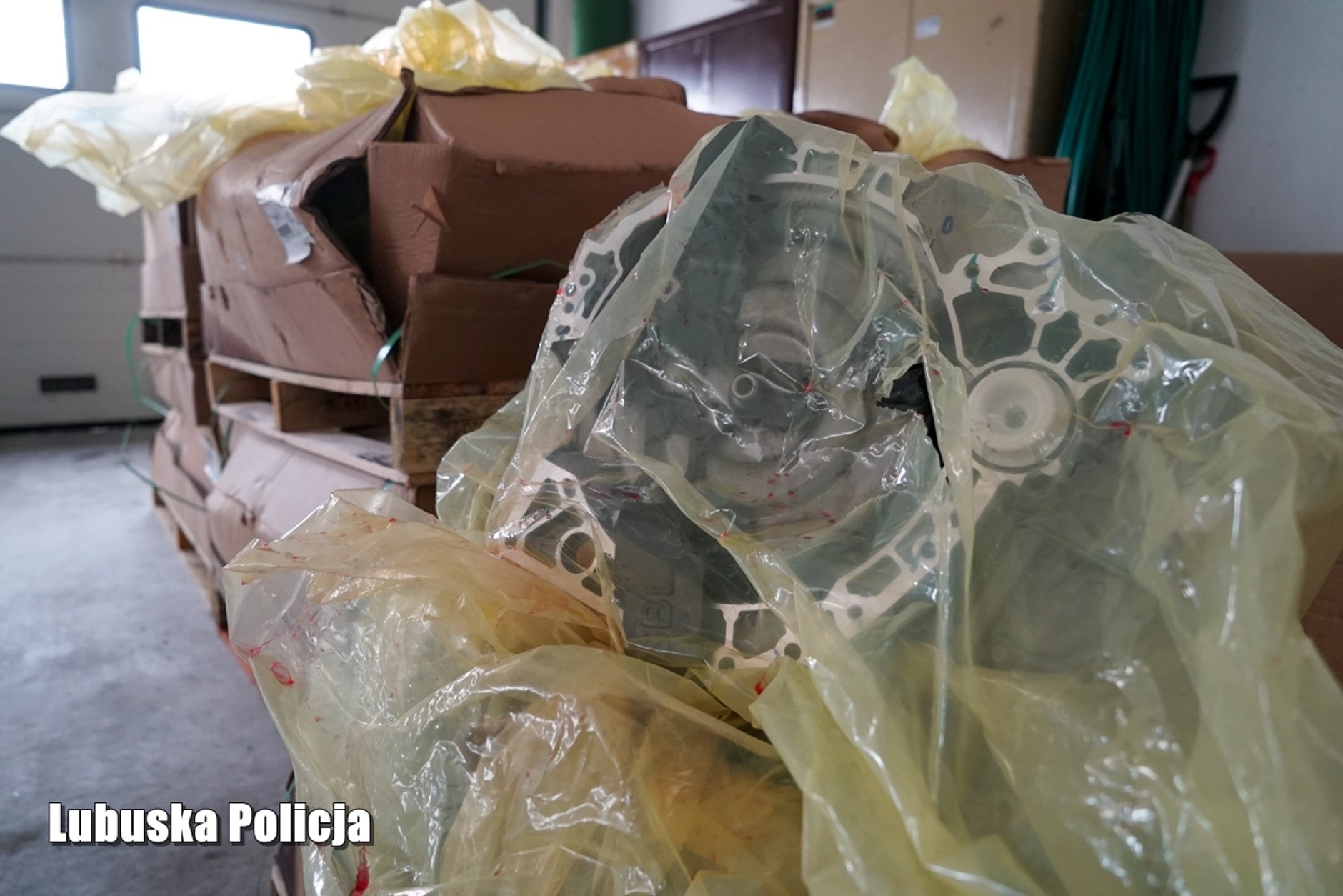 Kryminalni odzyskali skradzioną naczepę ze skrzyniami biegów