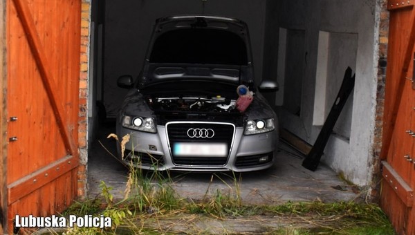 W garażu znaleźli Audi A6 z Niemiec. Auto nie miało już wielu elementów