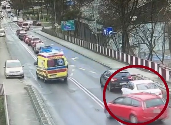 Utworzyli korytarz życia. Nagle nadjechał kierowca czerwonego forda