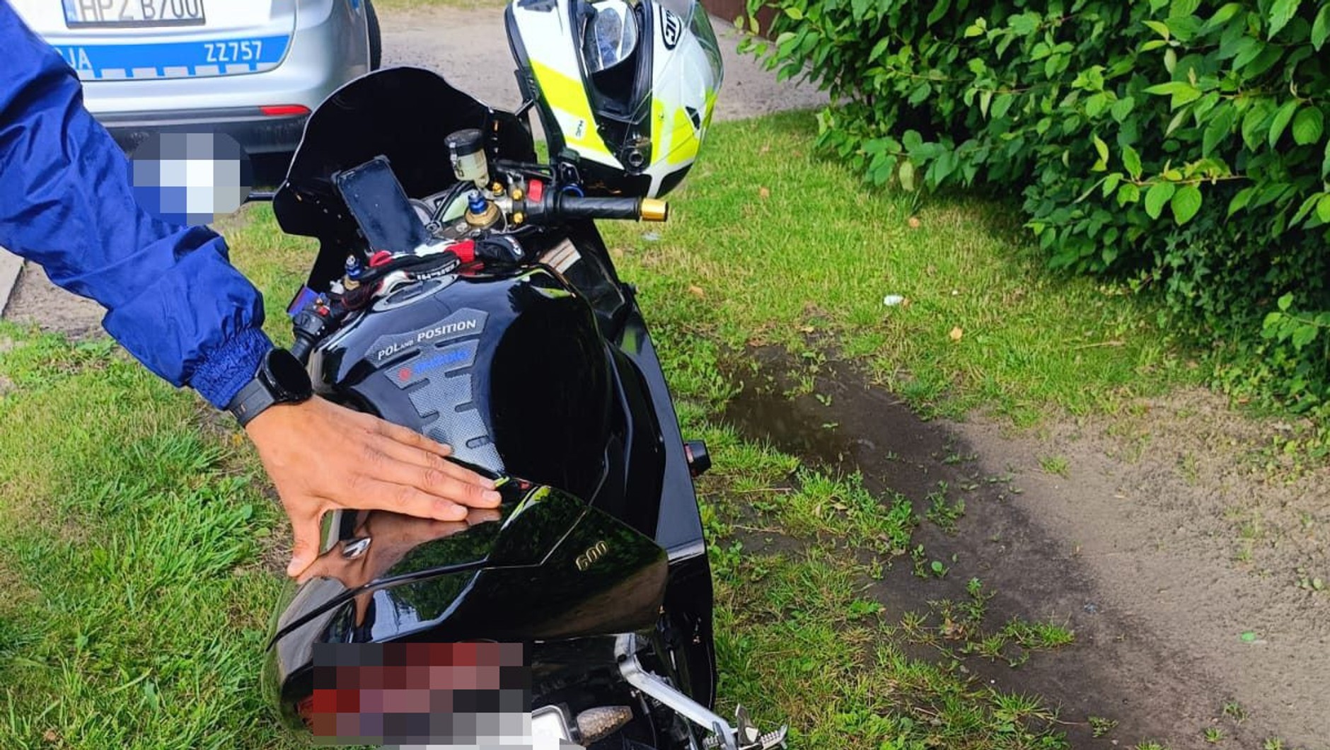 Motocyklista minął policjantów i odkręcił manetkę